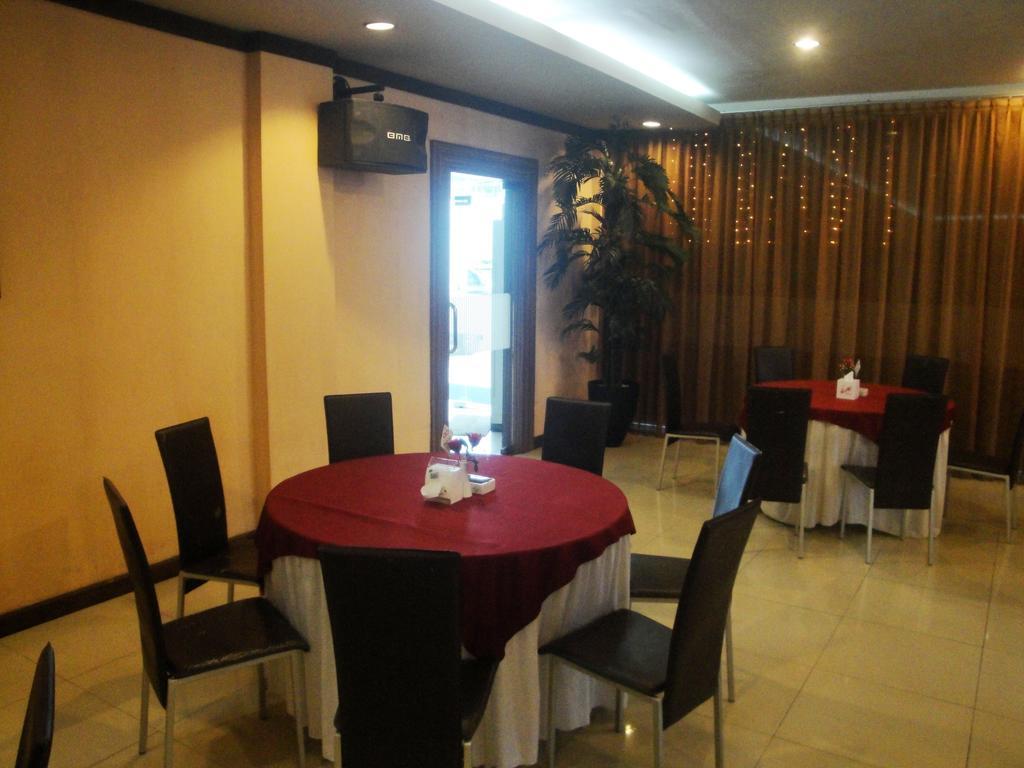 Imperial Hotel Kendari Extérieur photo