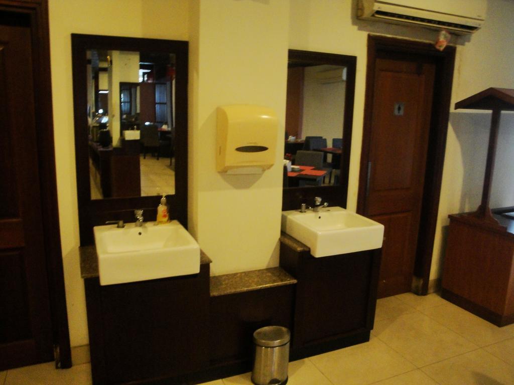 Imperial Hotel Kendari Extérieur photo