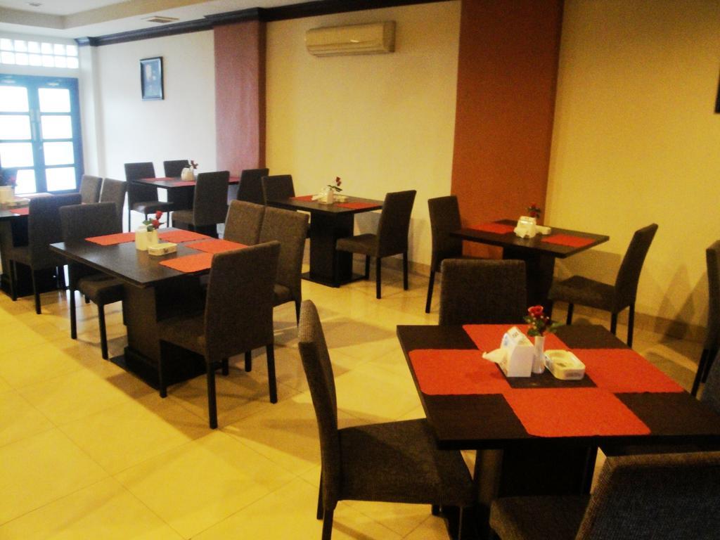 Imperial Hotel Kendari Extérieur photo
