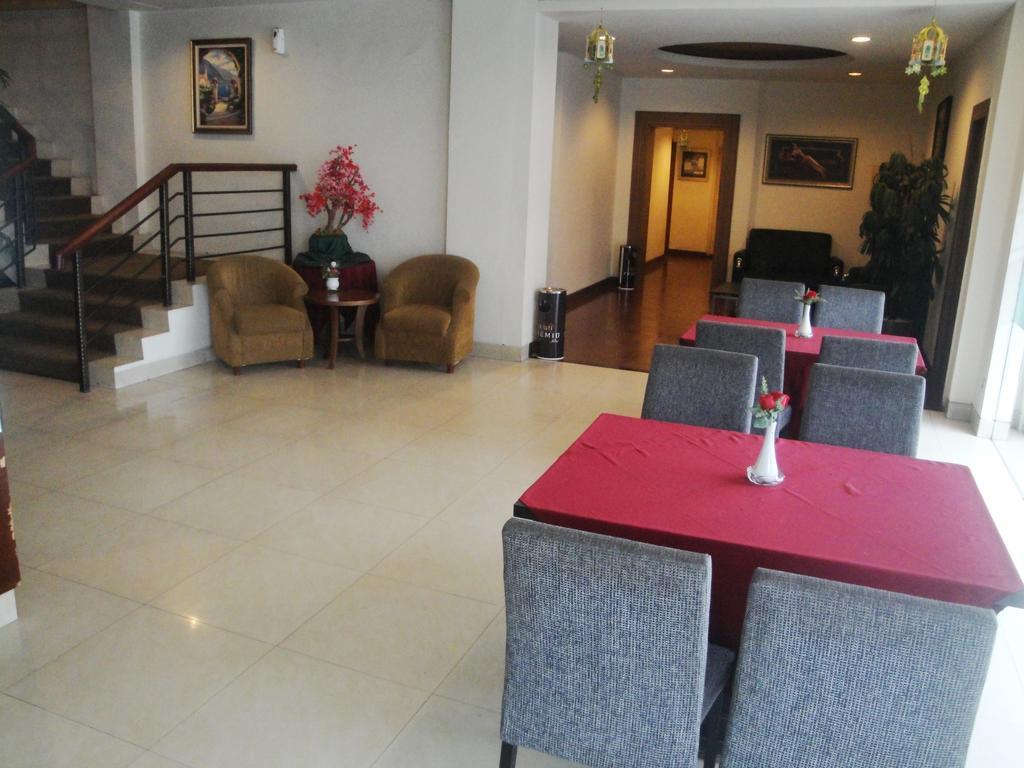 Imperial Hotel Kendari Extérieur photo